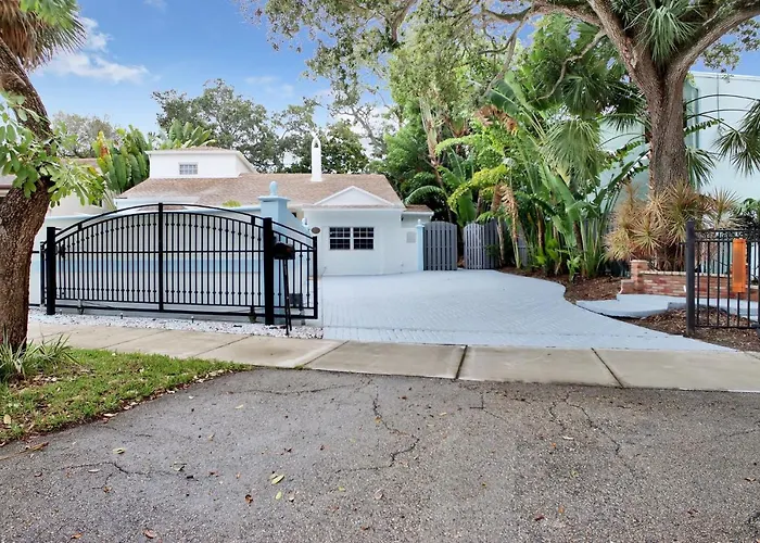 Villa Rio Vista - Massive Las Olas Compound With Pool & 3 Living Areas With Kitchens Fort Lauderdale